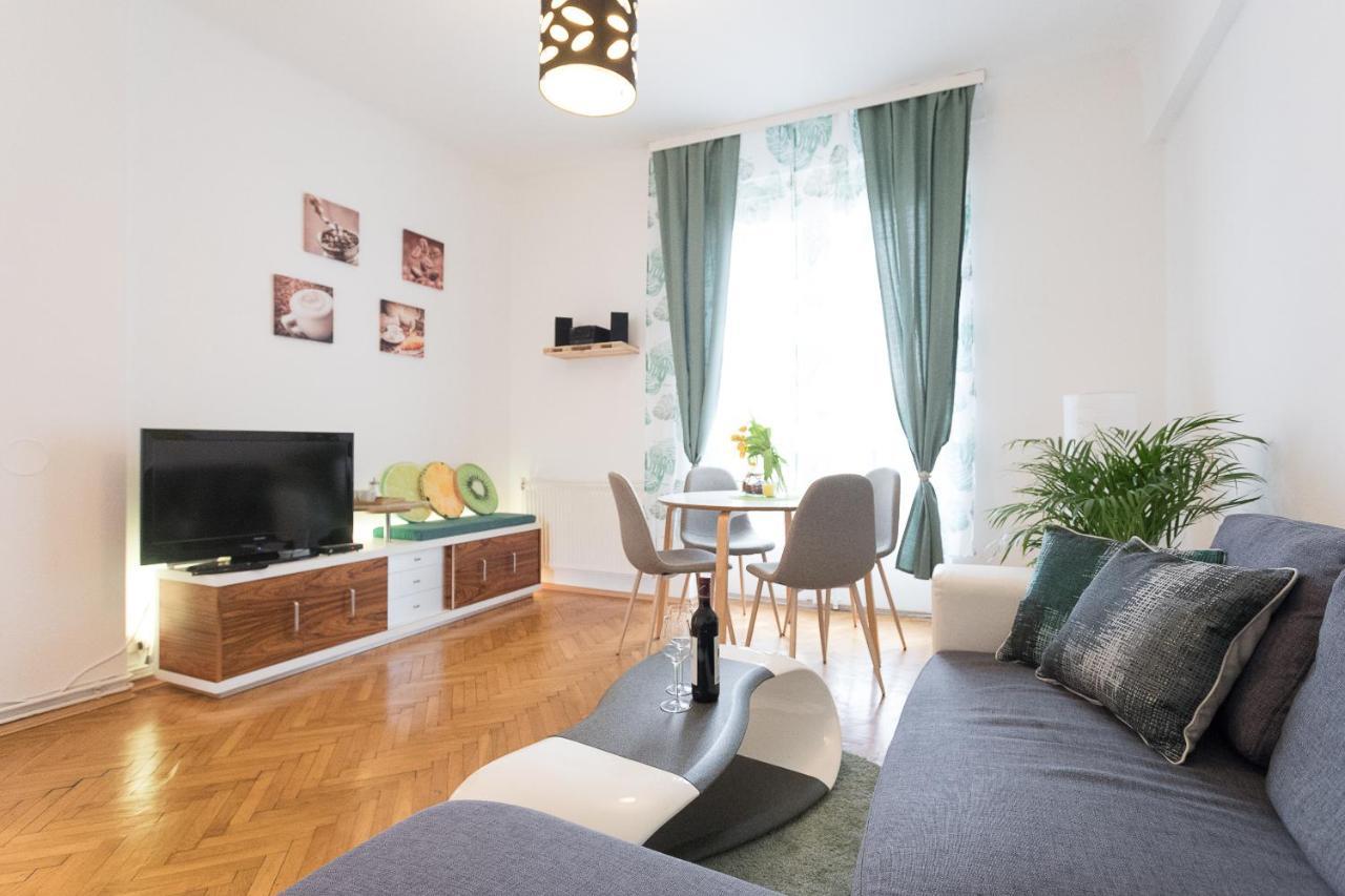 French Balcony - 45m² - Szeneviertel * Viena
